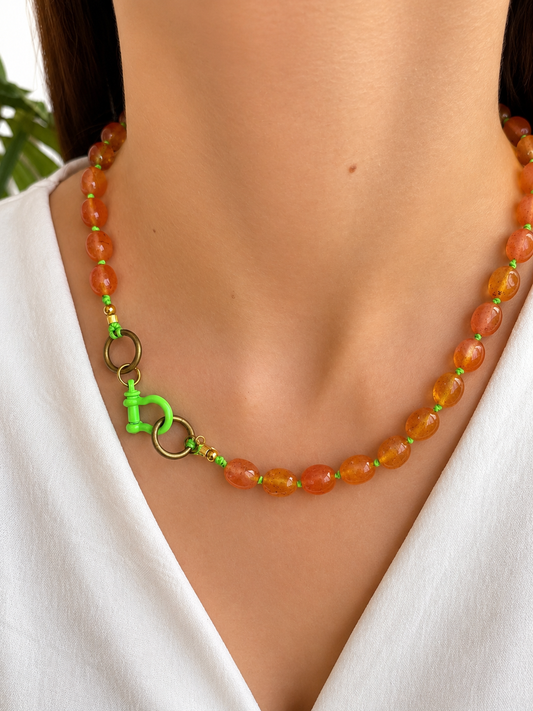 Collar Arun- Caramelo y cordón encerado verde flúor.