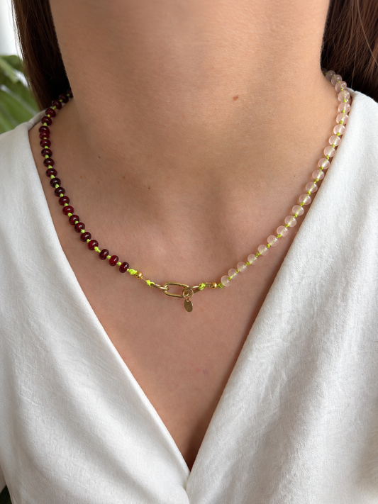 Collar Arun — Granate y rosa claro con cordón encerado lima.
