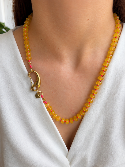 Collar Arun- Amarillo y cordón encerado naranja.