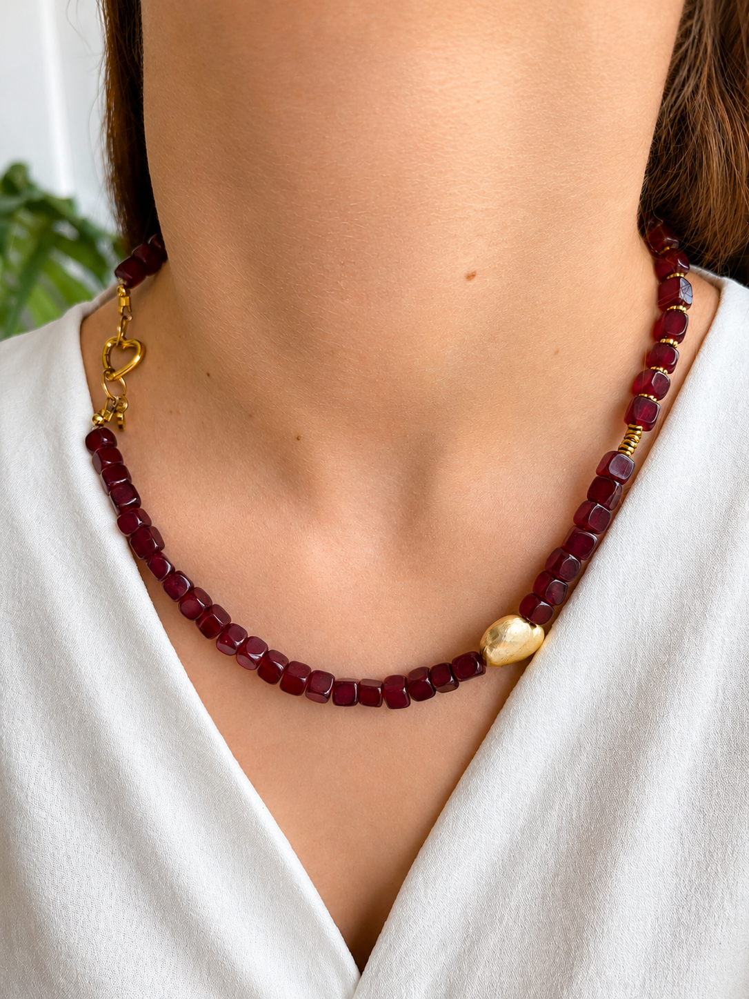Collar Max — Granate y dorado.