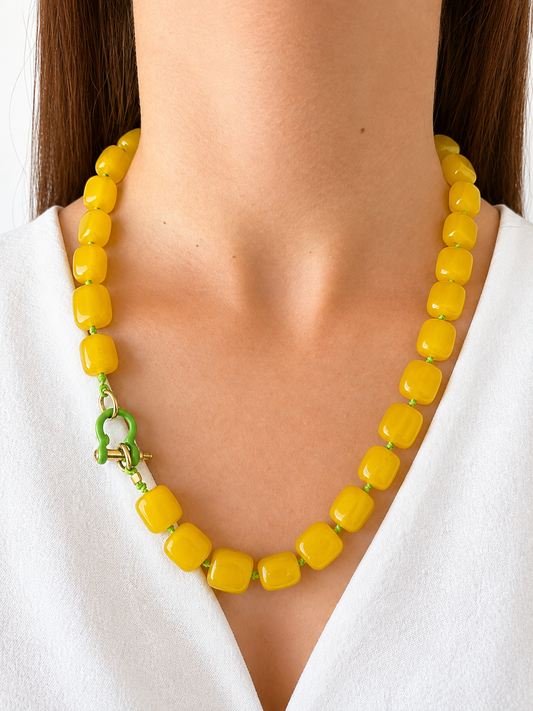 Collar Arun — Cuadrado amarillo y cordón verde flúor.