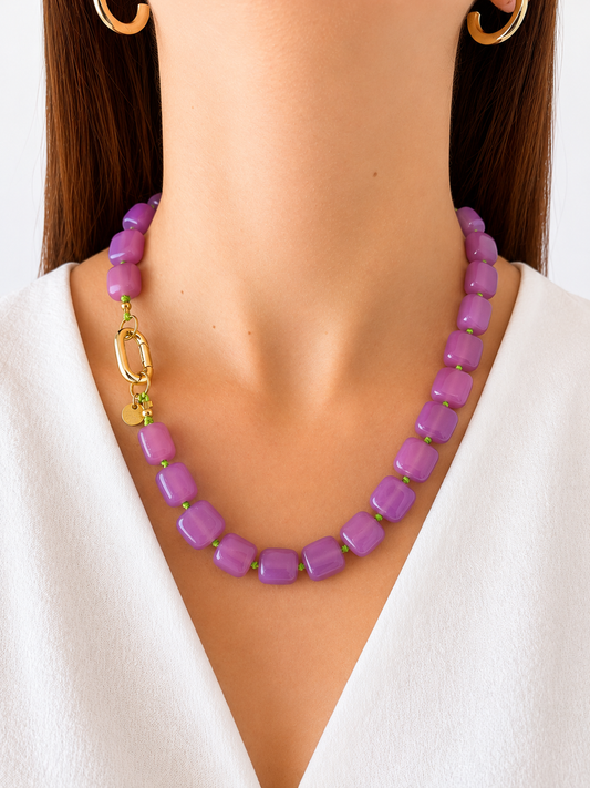 Collar Arun — Cuadrado rosa chicle y cordón verde flúor.