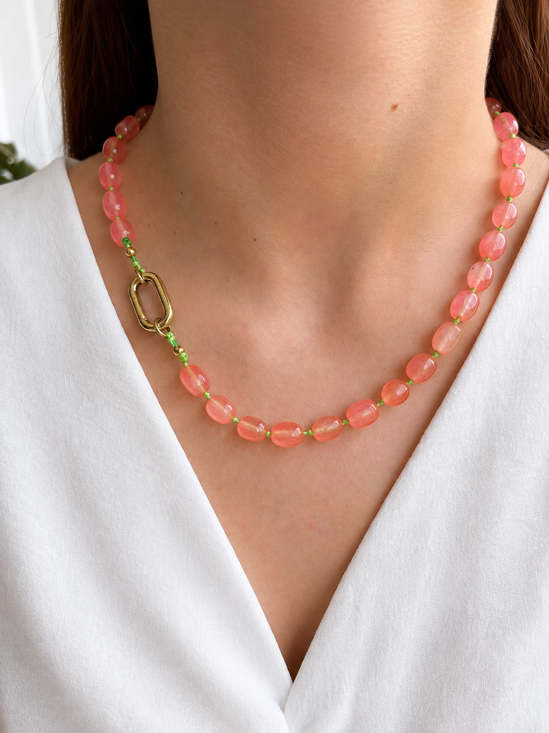 Collar Arun — Rosa/Coral y cordón encerado verde flúor.