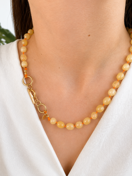 Collar Arun- Amarillo claro y cordón encerado naranja.