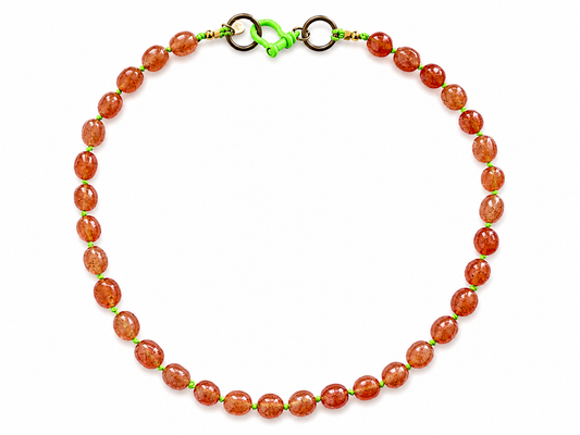 Collar Arun- Caramelo y cordón encerado verde flúor.