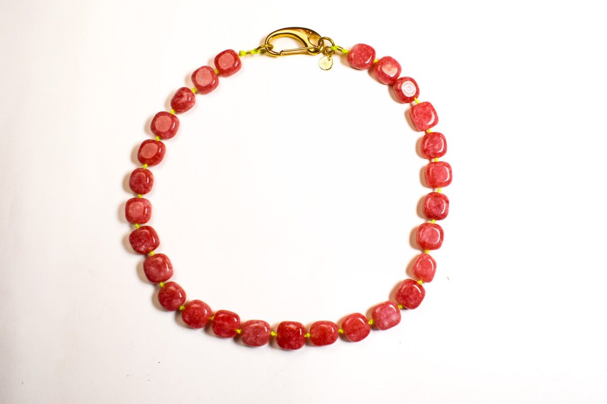 Collar Arun — Cuadrado rosa y cordón flúor amarillo.