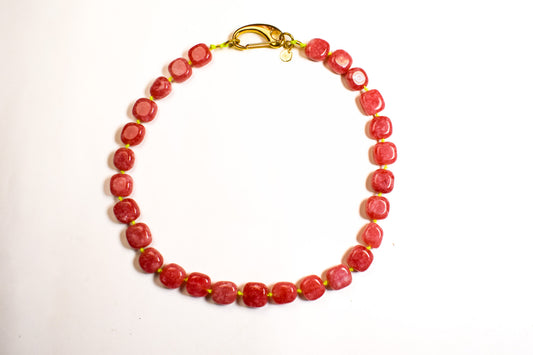Collar Arun — Cuadrado rosa y cordón flúor amarillo.