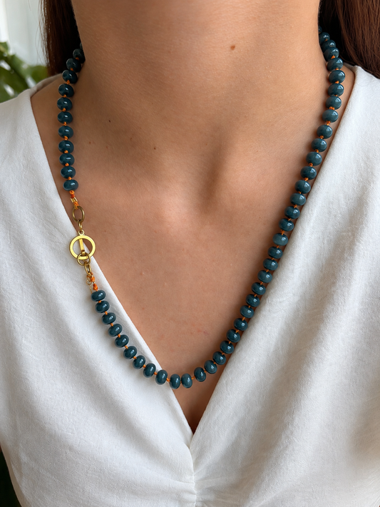 Collar Arun — Azul petróleo y cordón encerado naranja
