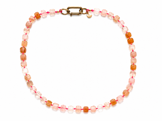 Collar Arun — Beige claro y cordón rosa flúor.
