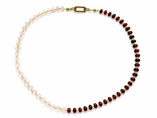 Collar Arun — Granate y rosa claro con cordón encerado lima.