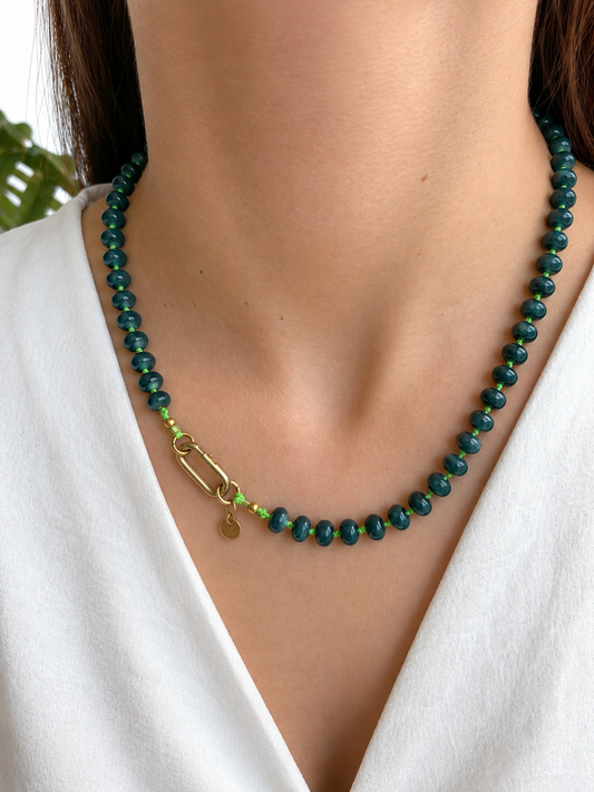 Collar Arun- Azul petróleo y cordón encerado verde flúor.