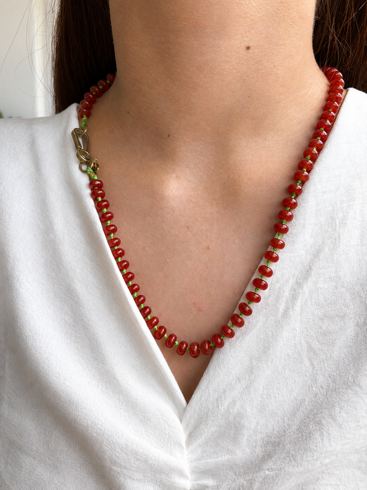 Collar Arun — Granate y cordón encerado verde.