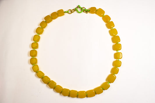 Collar Arun — Cuadrado amarillo y cordón verde flúor.
