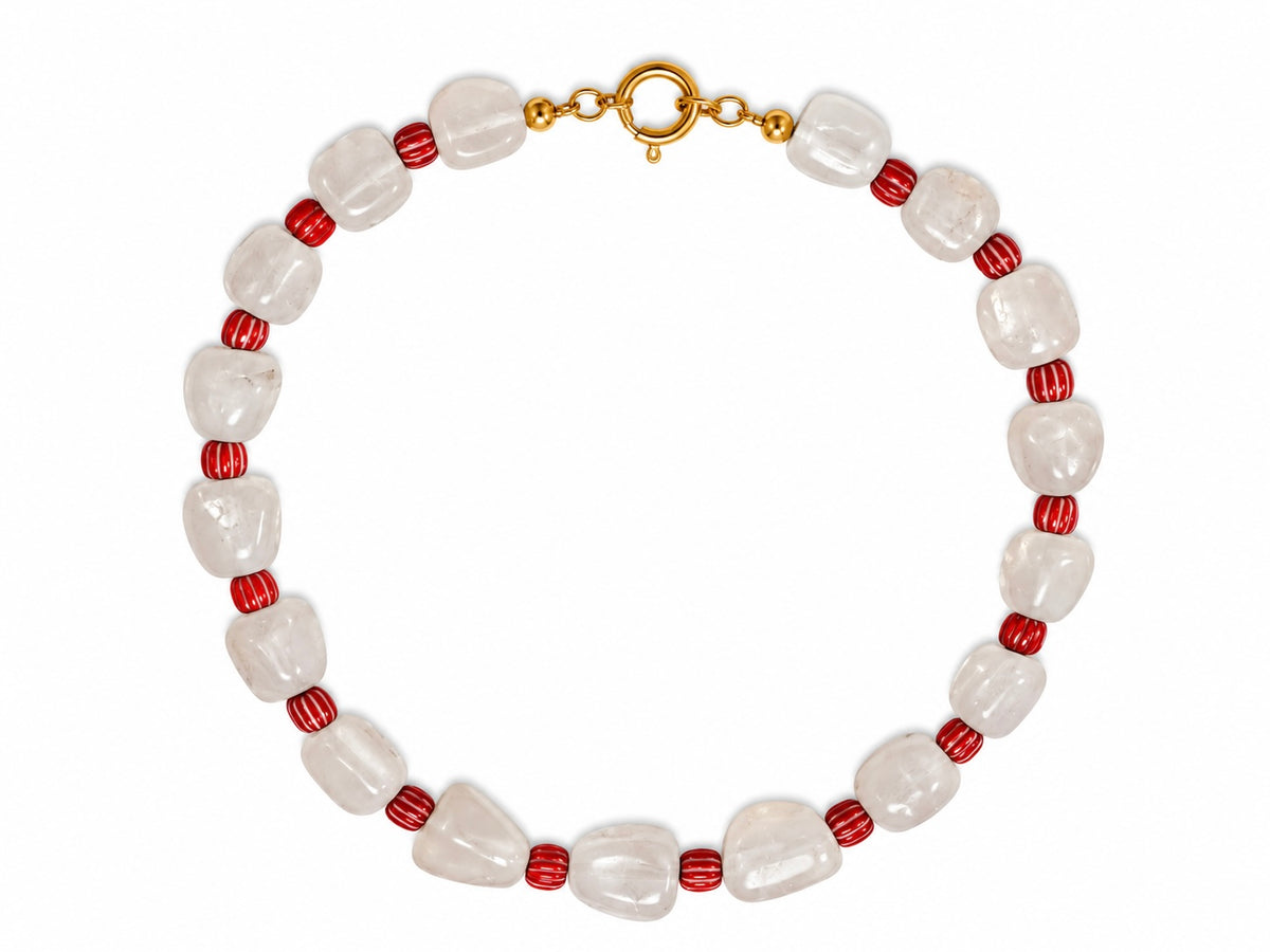 Collar Lola — Cuarzo blanco y piedras africanas rojas.
