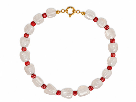 Collar Lola — Cuarzo blanco y piedras africanas rojas.