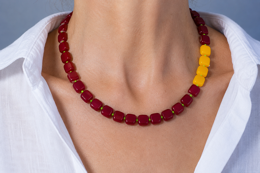 Collar Arun — cuadrado granate y amarillo cordón verde flúor.