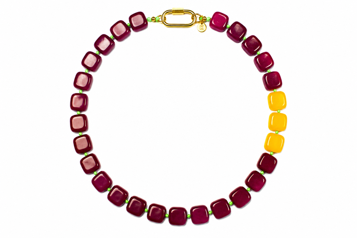Collar Arun — cuadrado granate y amarillo cordón verde flúor.