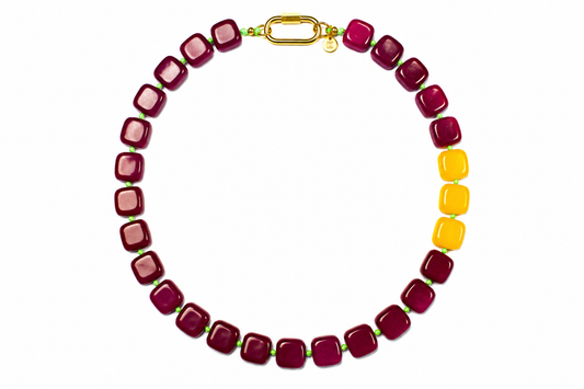 Collar Arun — cuadrado granate y amarillo cordón verde flúor.