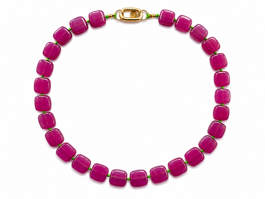 Collar Arun — Cuadrado rosa chicle y cordón verde flúor.