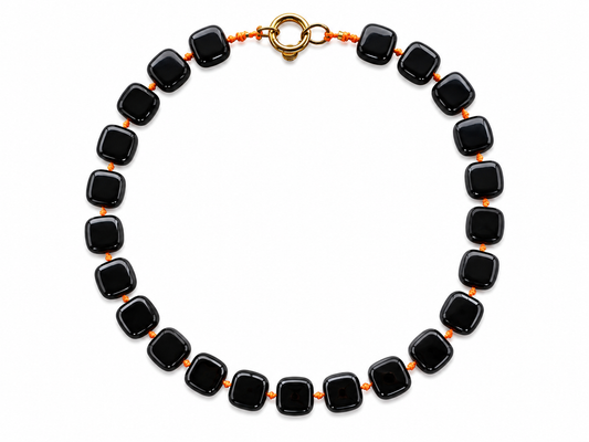 Collar Arun — Cuadrado Negro y cordón flúor naranja.