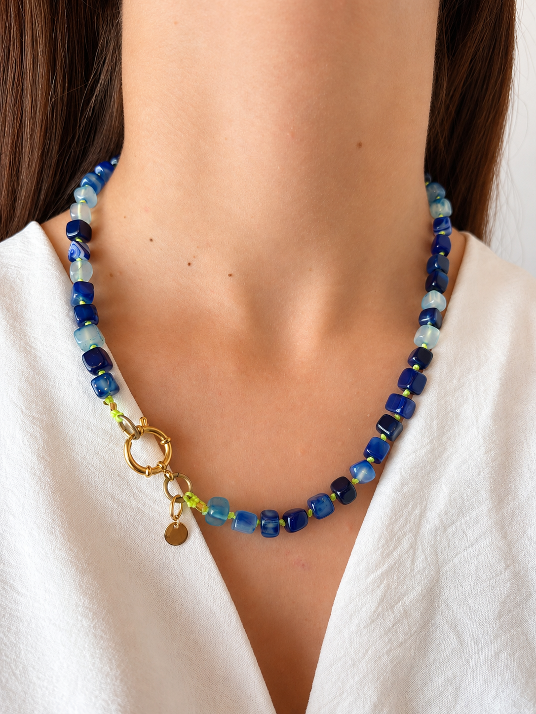 Collar Arun — Azul Cubo cordón encerado naranja y azul y cordón amarillo flúor.