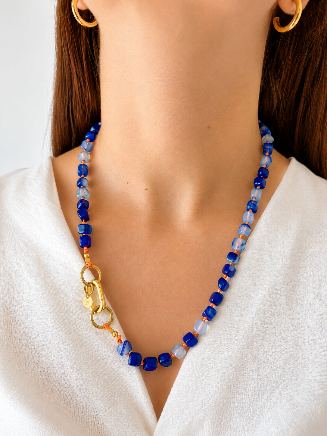 Collar Arun — Azul Cubo cordón encerado naranja y azul y cordón amarillo flúor.