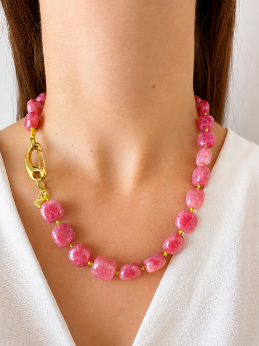Collar Arun — Cuadrado rosa y cordón flúor amarillo.