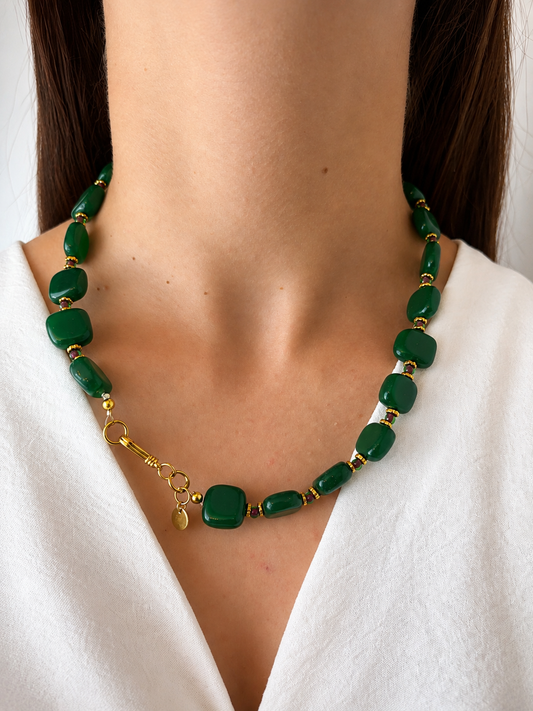 Collar Arun — Verde cuadrado y dorado