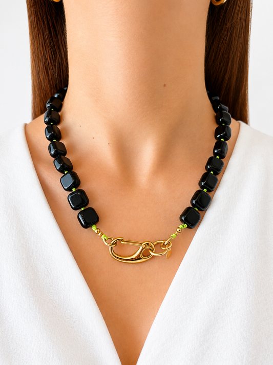 Collar Arun — Negro cuadrado cordón flúor.