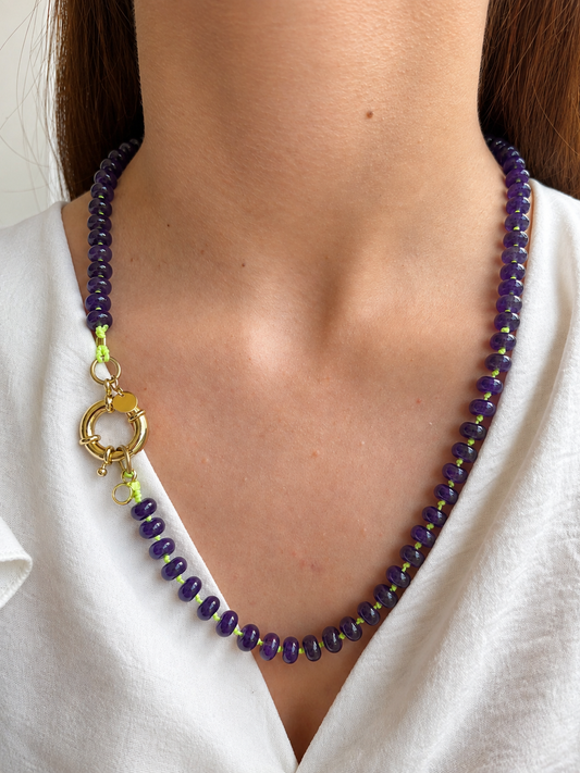 Collar Arun — Morado y cordón encerado amarillo flúor.