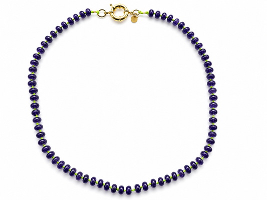 Collar Arun — Morado y cordón encerado amarillo flúor.