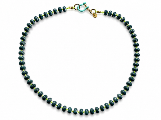 Collar Arun — azul verdoso y cordón encerado lima.