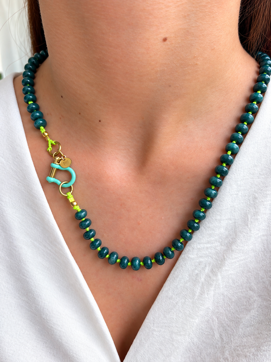 Collar Arun — azul verdoso y cordón encerado lima.