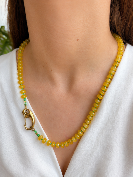 collar arun amarillo y cordón verde encerado.