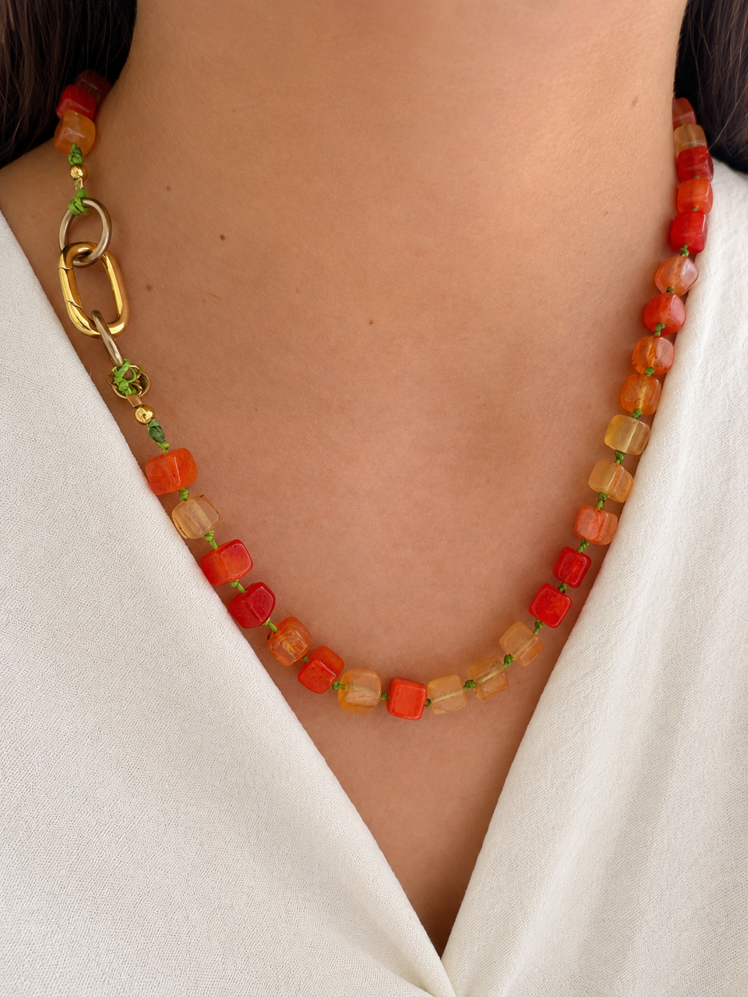 Collar Arun — Naranja y cordón encerado verde flúor.
