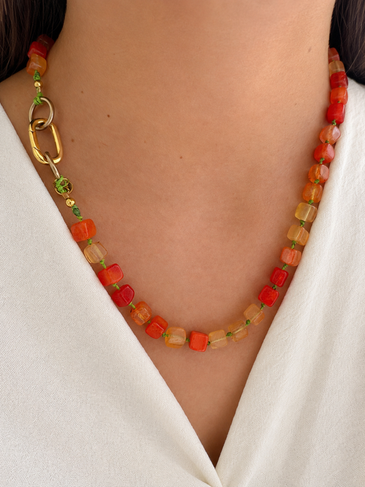 Collar Arun — Naranja y cordón encerado verde flúor.