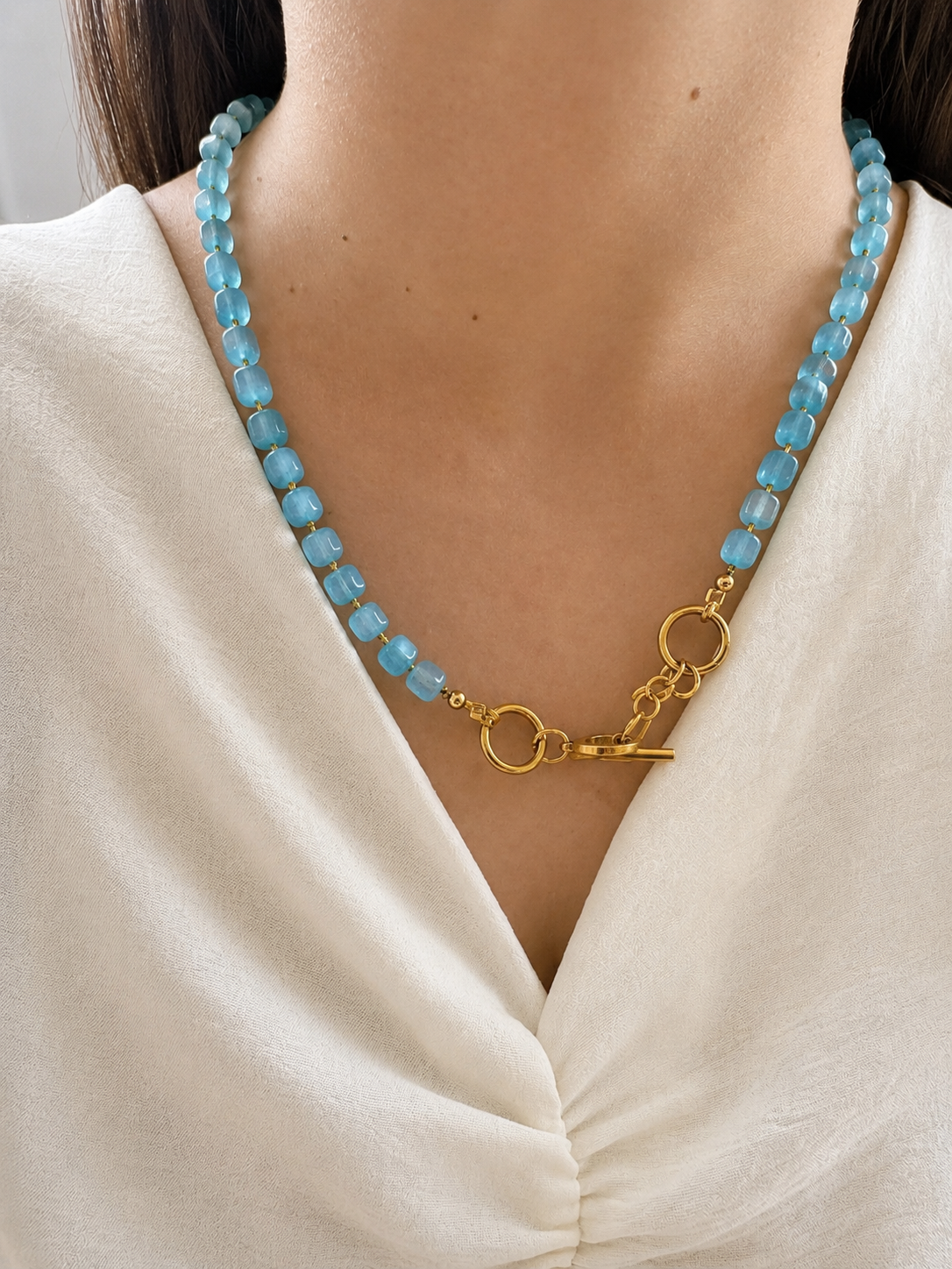 Collar Arun — Azul claro y cordón amarillo.