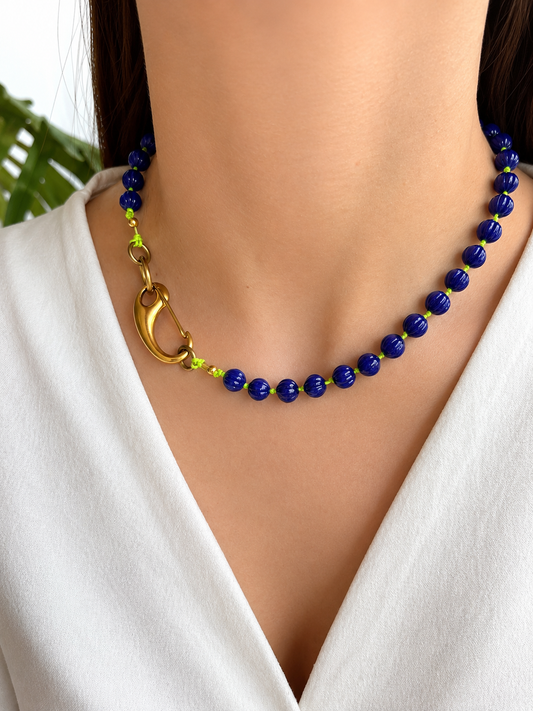 Collar Arun - Azul eléctrico y cordón encerado lima.
