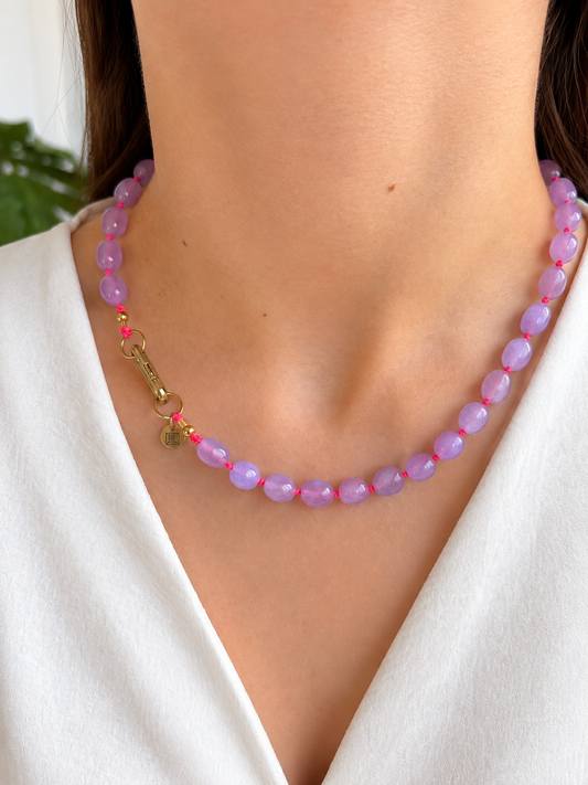 Collar Arun- Lila y cordón encerado rosa fucsia.