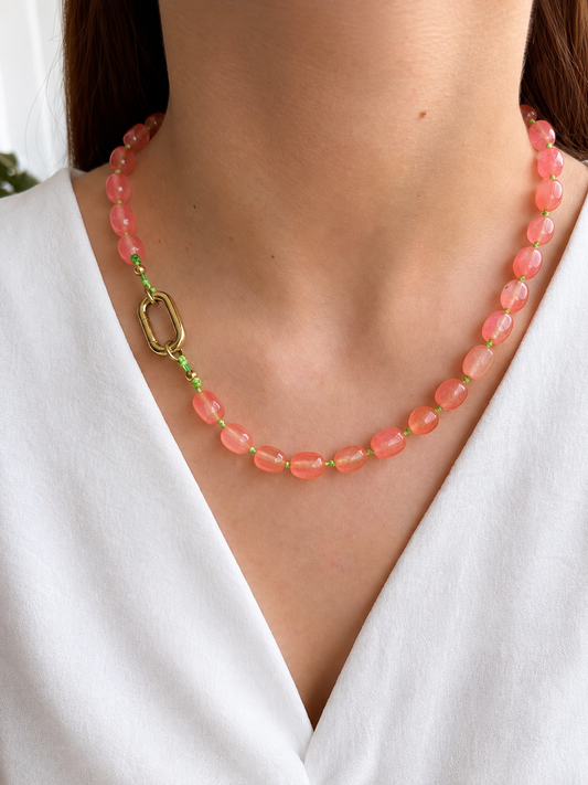 Collar Arun — Rosa/Coral y cordón encerado verde flúor.