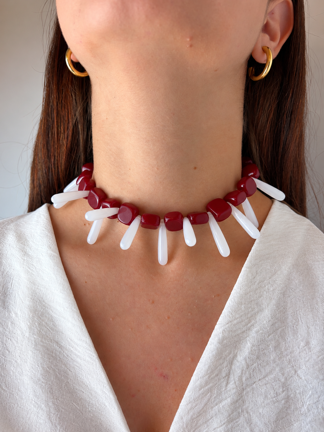 Collar Milagro — Granate y blanco.