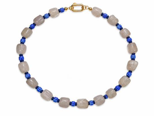 Collar Lola — Cuarzo blanco y piedras africanas azul.