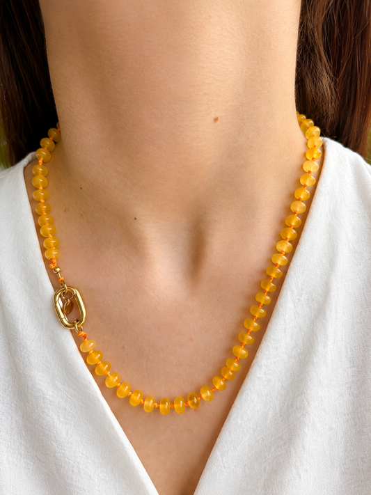 Collar Arun- Amarillo y cordón encerado naranja.