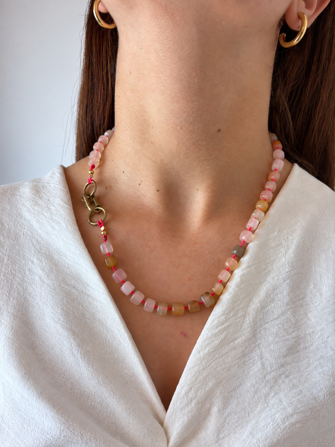 Collar Arun — Beige claro y cordón rosa flúor.